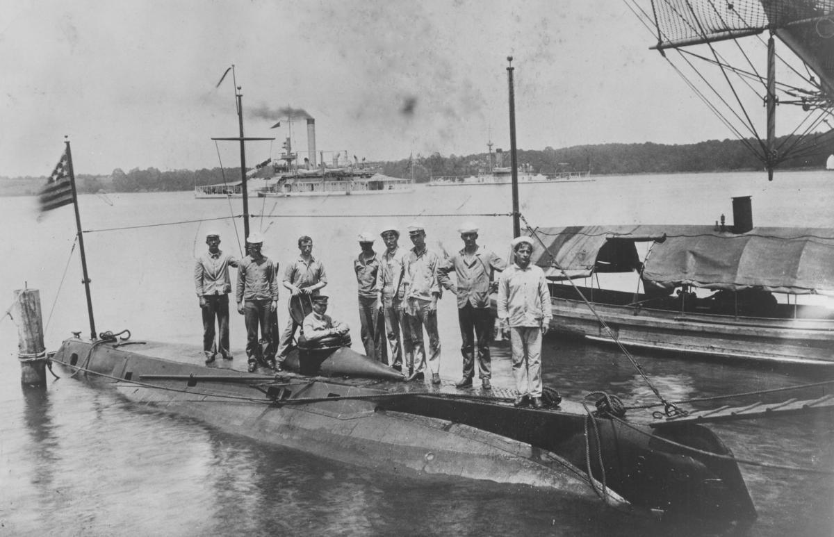 How did the first submarine work image