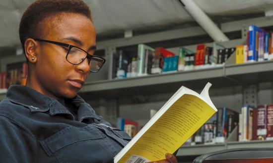 A sailor reading in the USS Abraham Lincoln (CVN-72) library