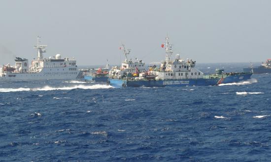 A Chinese and Vietnamese Coast Guard vessels clash near an oil drilling rig Beijing deployed in disputed waters