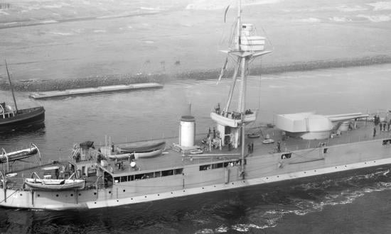 HMS Raglan leaving the Harland & Wolff shipyard where she was built. The U.S.-manufactured 14-inch guns of the Abercrombie class were originally intended for the Greek battlecruiser Salamis.