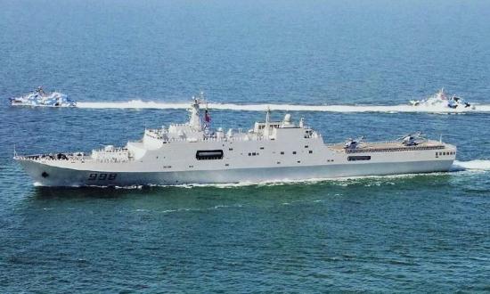 A Yuzhao-class (Type 071) amphibious assault ship with two Houbei (Type 022) fast attack craft behind.